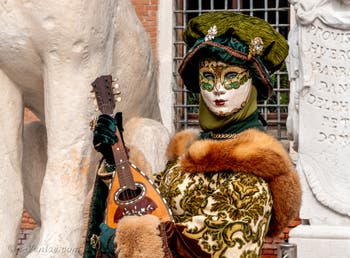 Les costumés du carnaval de Venise devant l'Arsenal de Venise.