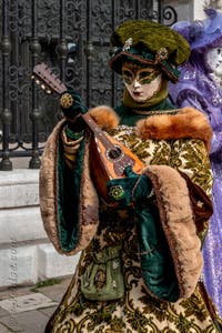 Les costumés du carnaval de Venise devant l'Arsenal de Venise.