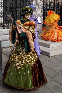 Les costumés du carnaval de Venise devant l'Arsenal de Venise.