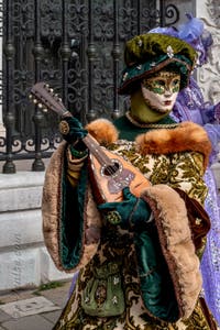 Les costumés du carnaval de Venise devant l'Arsenal de Venise.