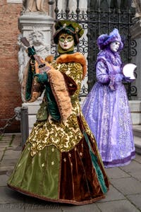 Les costumés du carnaval de Venise devant l'Arsenal de Venise.