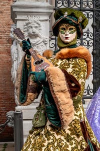 Les costumés du carnaval de Venise devant l'Arsenal de Venise.