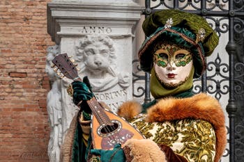 Les costumés du carnaval de Venise devant l'Arsenal de Venise.