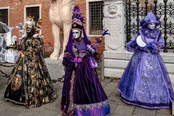 Les costumés du carnaval de Venise devant l'Arsenal de Venise.