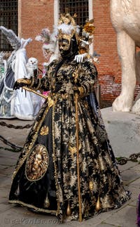 Les costumés du carnaval de Venise devant l'Arsenal de Venise.