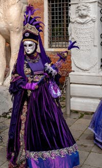 Les costumés du carnaval de Venise devant l'Arsenal de Venise.