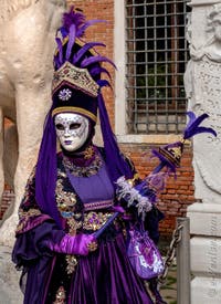 Les costumés du carnaval de Venise devant l'Arsenal de Venise.