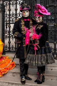 Les costumés du carnaval de Venise devant l'Arsenal de Venise.