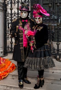 Les costumés du carnaval de Venise devant l'Arsenal de Venise.