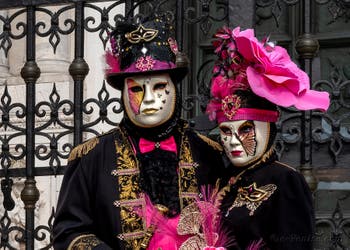 Les costumés du carnaval de Venise devant l'Arsenal de Venise.