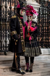 Les costumés du carnaval de Venise devant l'Arsenal de Venise.