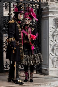 Les costumés du carnaval de Venise devant l'Arsenal de Venise.