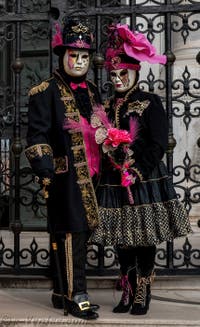 Les costumés du carnaval de Venise devant l'Arsenal de Venise.