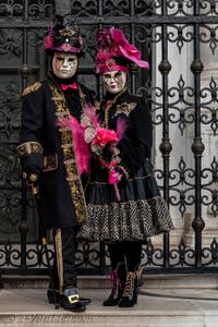 Les costumés du carnaval de Venise devant l'Arsenal de Venise.