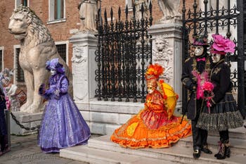 Les costumés du carnaval de Venise devant l'Arsenal de Venise.