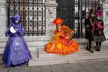 Les costumés du carnaval de Venise devant l'Arsenal de Venise.