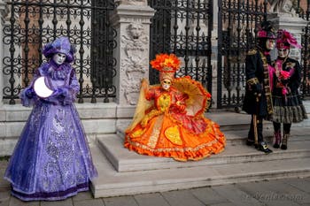 Les costumés du carnaval de Venise devant l'Arsenal de Venise.