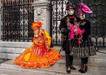 Les costumés du carnaval de Venise devant l'Arsenal de Venise.