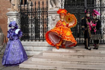 Les costumés du carnaval de Venise devant l'Arsenal de Venise.