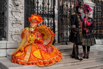 Les costumés du carnaval de Venise devant l'Arsenal de Venise.