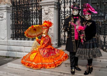 Les costumés du carnaval de Venise devant l'Arsenal de Venise.