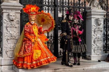 Les costumés du carnaval de Venise devant l'Arsenal de Venise.