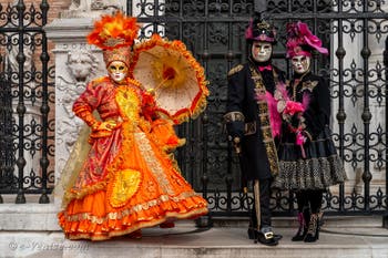 Les costumés du carnaval de Venise devant l'Arsenal de Venise.