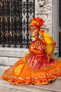 Les costumés du carnaval de Venise devant l'Arsenal de Venise.