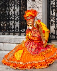 Les costumés du carnaval de Venise devant l'Arsenal de Venise.