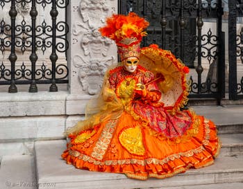 Les costumés du carnaval de Venise devant l'Arsenal de Venise.