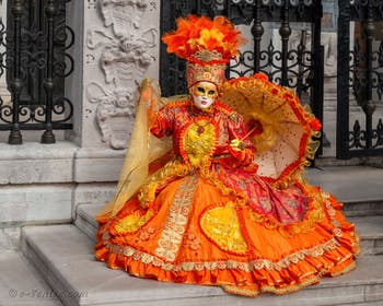 Les costumés du carnaval de Venise devant l'Arsenal de Venise.