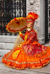 Les costumés du carnaval de Venise devant l'Arsenal de Venise.