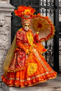 Les costumés du carnaval de Venise devant l'Arsenal de Venise.