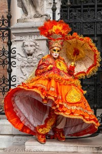 Les costumés du carnaval de Venise devant l'Arsenal de Venise.