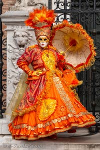 Les costumés du carnaval de Venise devant l'Arsenal de Venise.