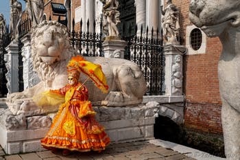 Les costumés du carnaval de Venise devant l'Arsenal de Venise.