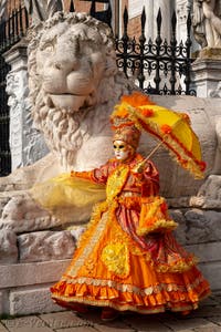 Les costumés du carnaval de Venise devant l'Arsenal de Venise.