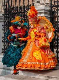 Les costumés du carnaval de Venise devant l'Arsenal de Venise.