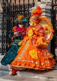 Les costumés du carnaval de Venise devant l'Arsenal de Venise.