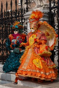 Les costumés du carnaval de Venise devant l'Arsenal de Venise.