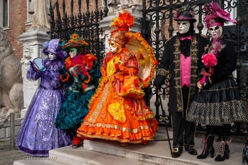 Les costumés du carnaval de Venise devant l'Arsenal de Venise.