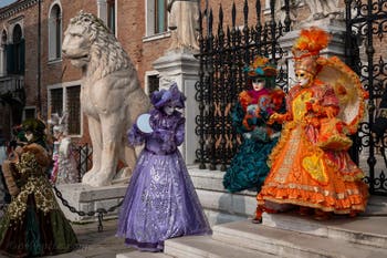 Les costumés du carnaval de Venise devant l'Arsenal de Venise.