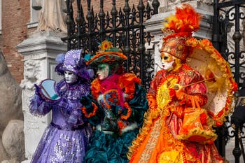 Les costumés du carnaval de Venise devant l'Arsenal de Venise.