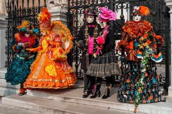 Les costumés du carnaval de Venise devant l'Arsenal de Venise.