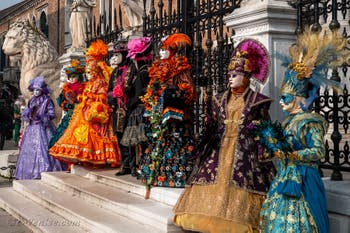 Les costumés du carnaval de Venise devant l'Arsenal de Venise.