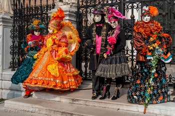 Les costumés du carnaval de Venise devant l'Arsenal de Venise.