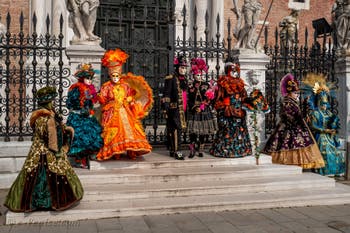 Les costumés du carnaval de Venise devant l'Arsenal de Venise.