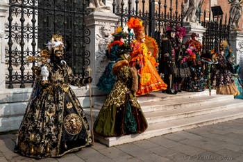 Les costumés du carnaval de Venise devant l'Arsenal de Venise.