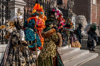 Les costumés du carnaval de Venise devant l'Arsenal de Venise.