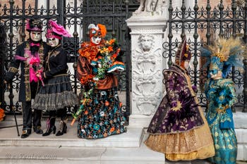 Les costumés du carnaval de Venise devant l'Arsenal de Venise.